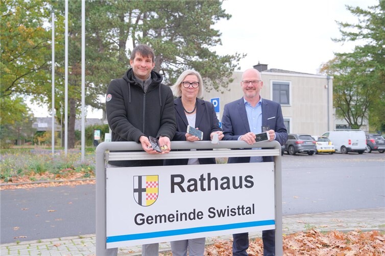 V.l.: Christian Hündgen - Geschäftsführer Hündgen Entsorgung, Bürgermeisterin Petra Kalkbrenner, Michael Dreschmann - Vorstand der RSAG. Foto: Gemeinde Swisttal