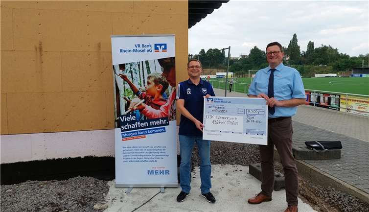 V.l.: Christian Kwiotek, Projektinitiator der DJK Plaidt, und Bernd Butter bei der Spendenübergabe auf dem Vereinsgelände in Plaidt.Foto: VR Bank