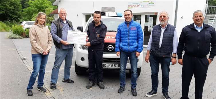 V.l.: Christiane Kalteis( Eigentümer), Harry Baumann (Initiator Spendenaktion) Timo Rams Wehrführer, Christian Kalteis (Eigentümer) Jürgen Dorsch (Pächter Gastronomie) Frank Hoffmann (stellv. Wehrführer). Fotos: privat