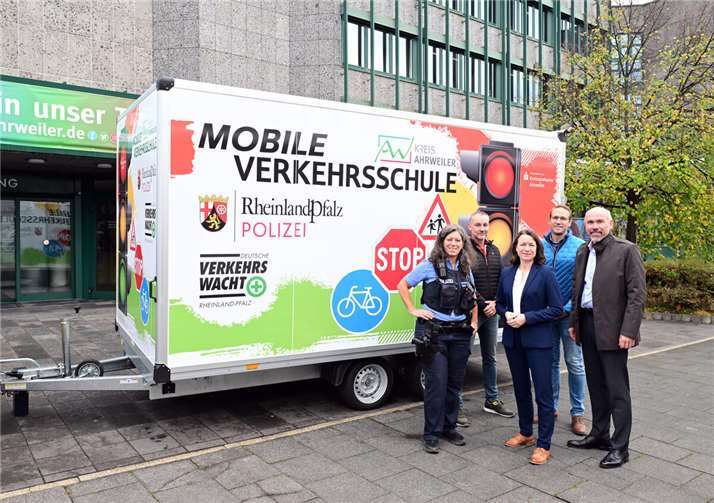 V.l.: Christiane Mausberg Henriques, Jörg Schubert, Landrätin Cornelia Weigand, Christoph Weber und Guido Mombauer bei der Übergabe des Anhängers. Foto: Gausmann / Kreisverwaltung Ahrweiler