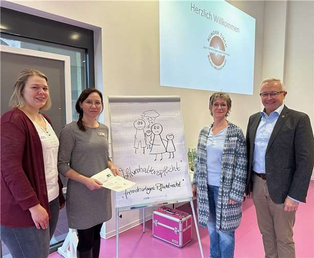 V.l.: Christina Schumacher vom Frauenhaus Westerwald, Daniela Kiefer, Gleichstellungsbeauftragte des Landkreises Neuwied mit Dagmar Leimpeters von der Gleichstellungsstelle und Landrat Achim Hallerbach (von links). Foto: Thomas Herschbach