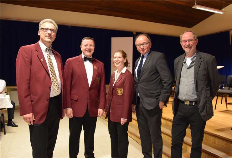 V.l.: Christoph Herche, Leiter des Jugendorchesters, Sahra Ackermann, Geschäftsführerin, Oberbürgermeister Achim Hütten und Walter Spurzem.