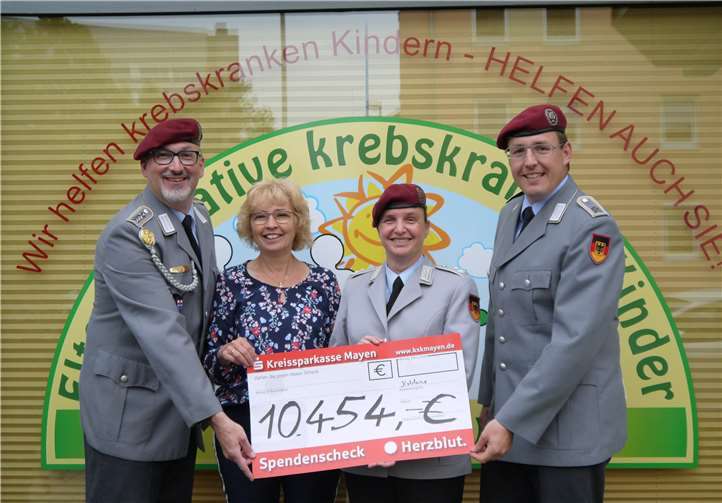 V.l.: Christoph Weber, Jutta Arens (2.Vorsitzende der Elterninitiative), Alexandra Schütz-Knospe (Leiterin des Heeresmusikkorps Koblenz), Stefan Kickertz.Foto: privat