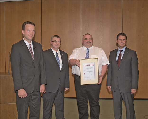 (V.l.) Christoph Weitzel (Kreissparkasse Mayen), Landrat Dr. Alexander Saftig, Preisträger Peter Siebenmorgen und Matthias Nester (Sparkasse-Koblenz).