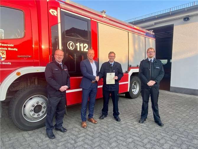 V.l.: Christopher Wittig, Teilbereichsleiter Sicherheit & Ordnung der Verbandsgemeinde Mendig, Jörg Lempertz, Bürgermeister der Verbandsgemeinde Mendig, Sebastian Hartmann, stv. Wehrführer FFw Mendig und Daniel Klemm, Wehrführer FFw Mendig.