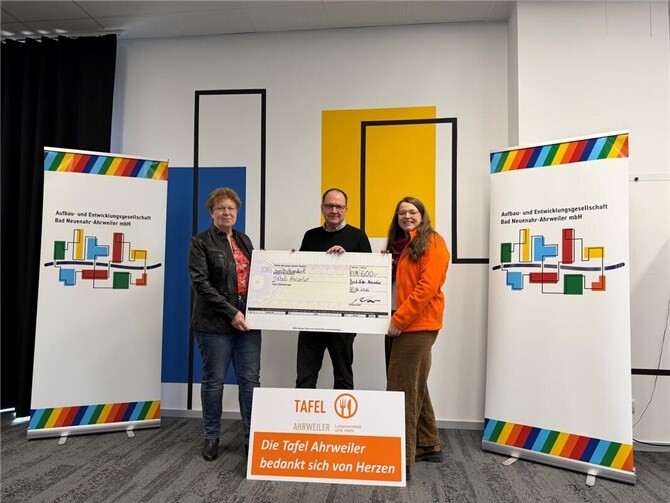 V.l.: Cilly Ssarius, Tafel-Ehrenamtliche, Herbert Wiemer, Geschäftsführer Aufbau- und Entwicklungsgesellschaft Bad Neuenahr-Ahrweiler mbH und Laura Dedenbach, Tafel-Koordinatorin bei der Spendenübergabe.Foto: Stefanie Romes