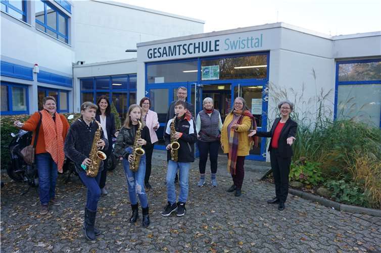 V.l.: Claudia Kötter (Verein der Freunde und Förderer der Musikschule), Michaela Klimke (Kreissparkasse Köln), Petra Kalkbrenner, Andreas Tiggemann, Margret Lippert-Dick (1. Vorsitzende des Fördervereins der Gesamtschule), Claudia Metzen, Sybille Prochnow Penedo mit zwei Schülerinnen und einem Schüler der Bläserklasse.Foto: privat