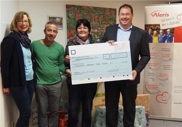 (V.l.:) Claudia Schmidt (Mitarbeiterin Geschäftsstelle des Vereins), René Müller (Mitarbeiter Aleris), Helma Kutzner (1. Vorsitzende und Gründungsmitglied des Vereins) und Dr. Mathias Monjé (Geschäftsführer Aleris) bei der Übergabe des Spendenschecks. Foto: privat