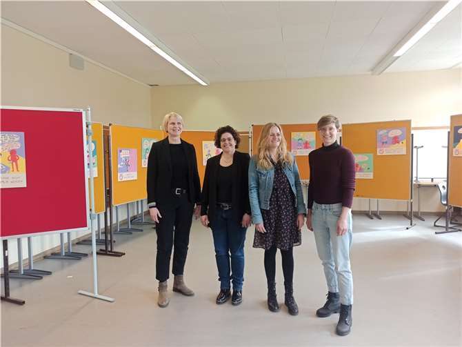 V.l.: Claudia Welskop (Didaktische Leitung) und Susan Kletzin (Schulleitung) der Gesamtschule Rheinbach, Berit Zimmer und Anouk Sterr vom Frauenzentrum Bad Honnef. Foto: Frauenzentrum Bad Honnef