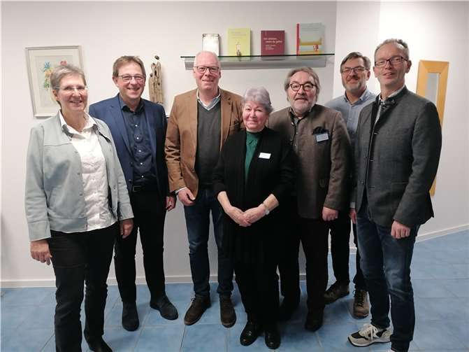 V.l.: Claudia Wilmers, Theo Heinrichs, Dieter Engels und Albert Vanderbrück, Rafael Zollmarsch, Dirk Steinhoff. Vorne Dr. Ellen Dering-Städtler (Mitarbeiterin im Präsenzraum). Foto: privat