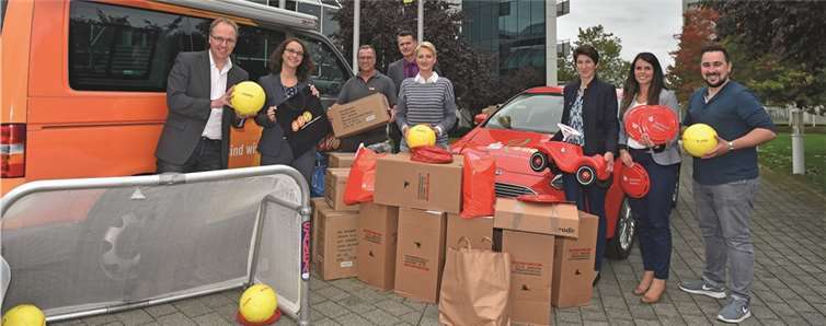 V.l. Clemens Buch (Pressesprecher Lotto Rheinland-Pfalz), Katharina Gardyan (Fachbereichsleiterin Kommunikation evm), Rolf Dahlke (Facility Management evm), Jörg Karbach (Abteilungsleiter Kommunikation Sparkasse Koblenz), Ruth Spiekermann (Leiterin der Asylbewerberunterkunft am Wallersheimer Kreisel), Jasminka Moskopp (Sozialarbeiterin im Asylbewerberwohnheim im Rauental), Theresa Endres (Kommunikation Sparkasse Koblenz), Tobias Just (Öffentlichkeitsarbeit Lotto Rheinland-Pfalz). Peter Seydel