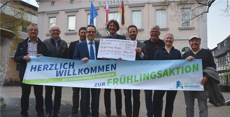 (V.l.): Cosimo Pastore (Ristorante Da Franco), Anton Wypior (Bürgerstiftung Remagen), Thorsten Wernscheidt (Rheinhotel Anker), Ingo Rettschlag (Ringhotel Haus Oberwinter), Marc Bors, Bürgermeister Björn Ingendahl (beide Stadt Remagen), Dirk Benecke (Benecke Hotel „Düsseldorfer Hof), Andrea Gißler (Restaurant „Markt 56“), Antonio Lopez (Casa Antonio Lopez). Quelle: Stadt Remagen