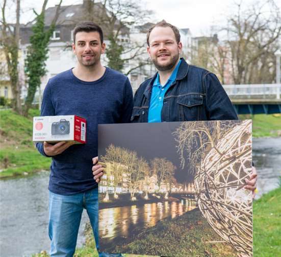 V.l. Daniel Wirtz und Christian Lersch präsentieren das Gewinnerbild und den Hauptgewinn, die Canon EOS 80-D. Privat