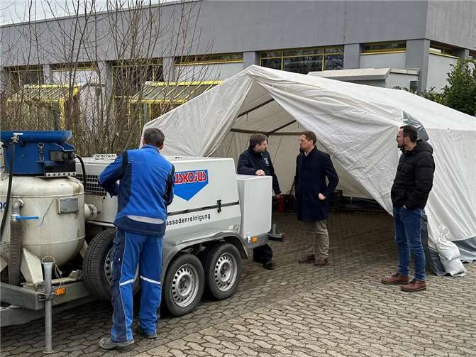 V.l.: Danny Matthei (Freiwillige Feuerwehr Wachtberg), Swen Christian (Beigeordneter), Henry Horn (Leitung Fachbereich Hoch- und Tiefbau Gemeinde Wachtberg. Foto: Gemeinde Wachtberg