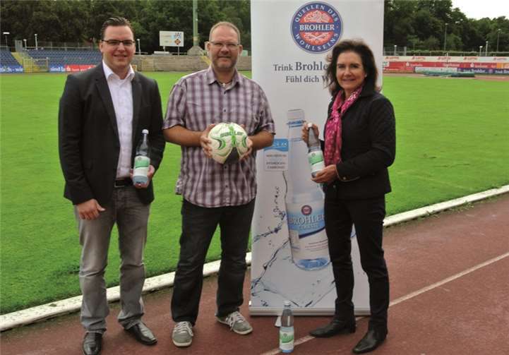 (V.l.) David Schilling, Brohler Mineral- und Heilbrunnen, Thomas Theisen, TuS-Präsidiumsmitglied und Dr. Judith Schilling, Brohler Mineral- und Heilbrunnen.