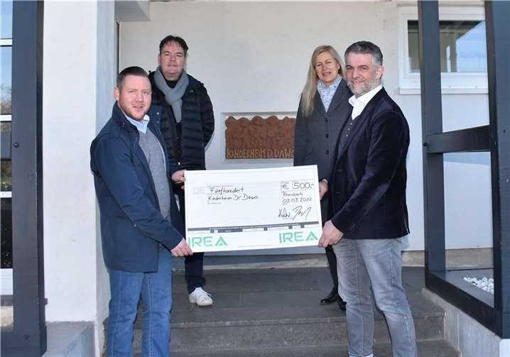 V.l: Denis Declair (Geschäftsfürher Irea) , Oliver Stölben (Geschäftsführer Kinderheim Dr. Dawo, Dorothee Poschwatta (Leitung Kinderheim Dr. Dawo) Dimiter Kirkov (Geschäftsführer Irea). Foto: Alfred Eich