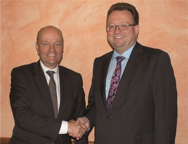 (V.l.) Der CDU-Kreisvorsitzende Dr. Adolf Weiland gratulierte Georg Moesta zur erneuten Wahl als CDU-Fraktionsvorsitzender im Kreistag Mayen-Koblenz.  Privat