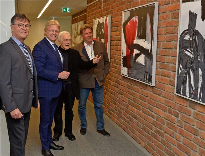 (V.l.) Der Erste Kreisbeigeordnete Burkhard Nauroth, Kreisbeigeordneter Rolf Schäfer, Fred Schäfer-Schällhammer, Mitbegründer der Kunstakademie Rheinland sowie Ernst-Josef Lehrer, Präsident der Kunstakademie bei der Vernissage im Kreishaus. Foto: Kreisverwaltung Mayen-Koblenz