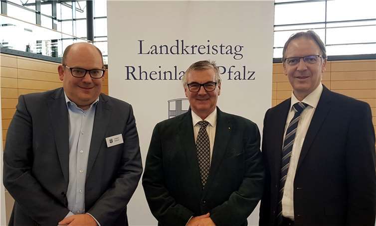 V.l.: Der Krufter Jürgen Hesch (Beigeordneter des Landkreistages), Landrat Dr. Alexander Saftig und das Kreistagsmitglied Horst Hohn. Foto: privat