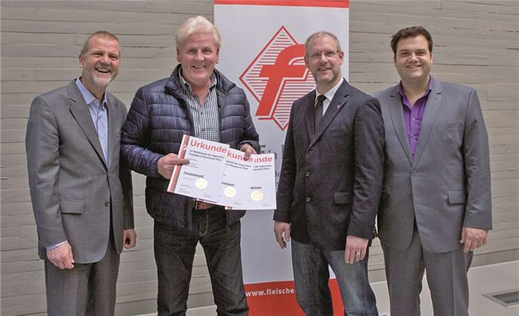 (V.l.) Der ehemalige rheinland-pfälzische Justizminister Jochen Hartloff, der Obermeister der Fleischerinnung Mayen- Andernach Rolf Kohlhaas, Fleischerinnungs-Landesobermeister Markus Kramp und Radio-Moderator Andreas Kunze bei der Übergabe der Auszeichnung. privat