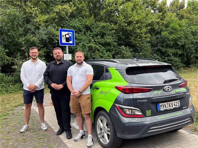 V.l.: Der neue Kümmerer Alexander Smirnow, Bürgermeister Christoph Mohr und Dominik Knoll trafen sich am neuen Standort des E-Bürgerautos in Sayn. Foto: Stadt Bendorf