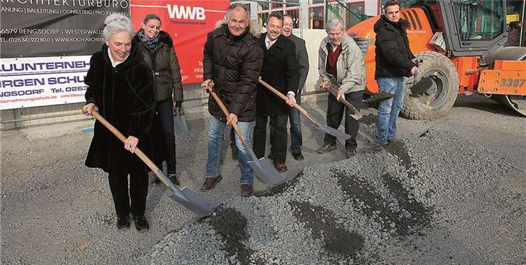 V.l.: Der offizielle Spatenstich: Schulleiterin Karena Stumme, Martina Weckmüller, Thomas Koch, Klaus Puderbach, Hans-Werner Breithausen, Eckardt Henn, Karlheinz Kleinmann und Ralf Seuka.WT