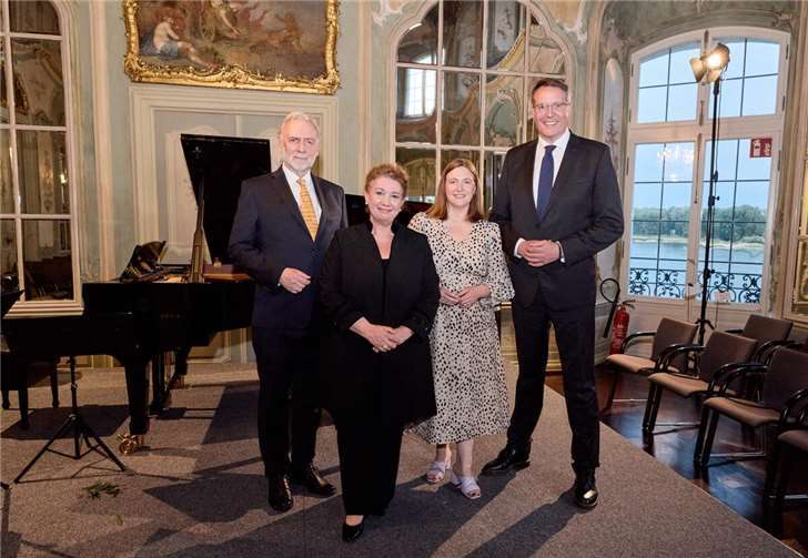 V.l.: Der rheinland-pfälzische Kulturstaatssekretär und Vorstandsvorsitzende der Landesstiftung Villa Musica, Prof. Dr. Jürgen Hardeck, die künstlerische Leiterin der Villa Musica, Prof. Ervis Gega, die rheinland-pfälzische Kulturministerin Katharina Binz, und der rheinland-pfälzische Ministerpräsidenten Alexander Schweitzer. Foto: privat