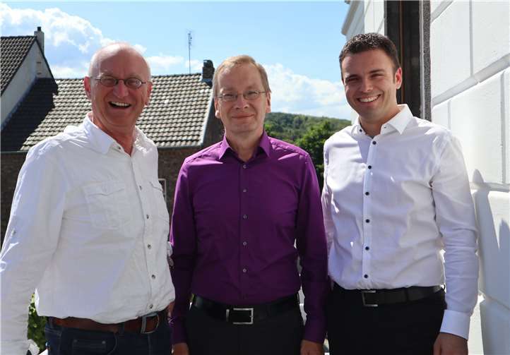 (V.l.) Der scheidende Büroleiter Ernst Straatman, Bürgermeister Andreas Geron und der neue Büroleiter Christian Weidenbach.Foto: Stadt Sinzig