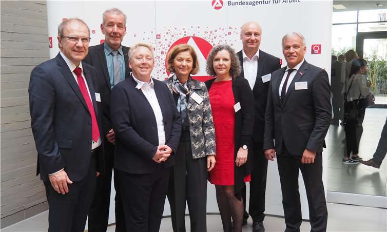 (V.l.) Detlef Börner, Frank Schmidt, Ulrike Mohrs, Heidrun Schulz, Susanne Guth, Walter Hüther und Kurt Krautscheid bei der offiziellen Amtsübergabe. Foto: Hermann Hünerfeld