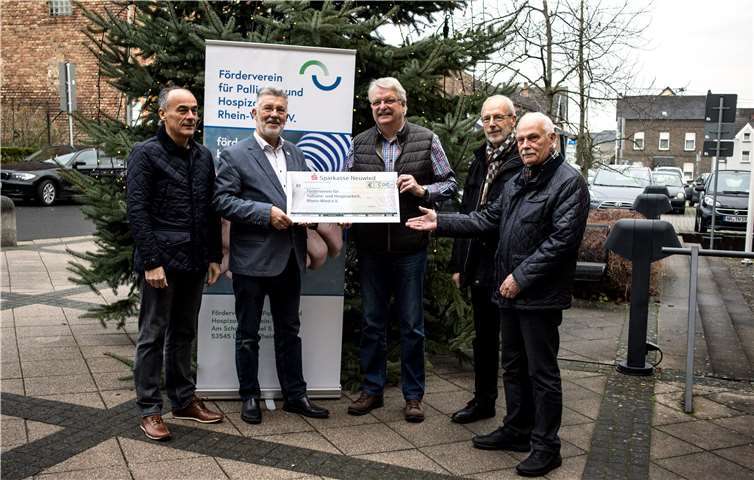 (V.l.): Detlef Nonnen (Kassierer des Fördervereins), Wolfgang Walter, Heinz-Dieter Korf, Stefan Wester (stellvertretender Vorsitzender des Fördervereins) und Dieter Borgolte (Vorsitzender des Senioren- und Behindertenbeirates Unkel).  VG Linz