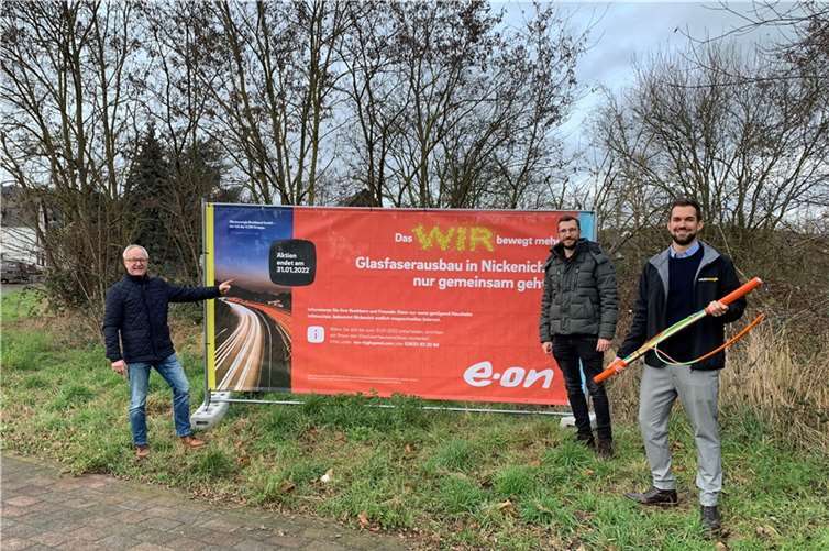 V.l.: Detler Leersch, Ortsbürgermeister von Nickenich, Benedikt Eulgem, Netzplanungsingenieur bei Westnetz und Patrick Ley, Kommunalmanager bei Westenergie, appellieren nochmals an alle Bürgerinnen und Bürger, sich einen kostenlosen Glasfaserhausanschluss bis zum 31. Januar 2022 zu sichern.Foto: Westenergie AG