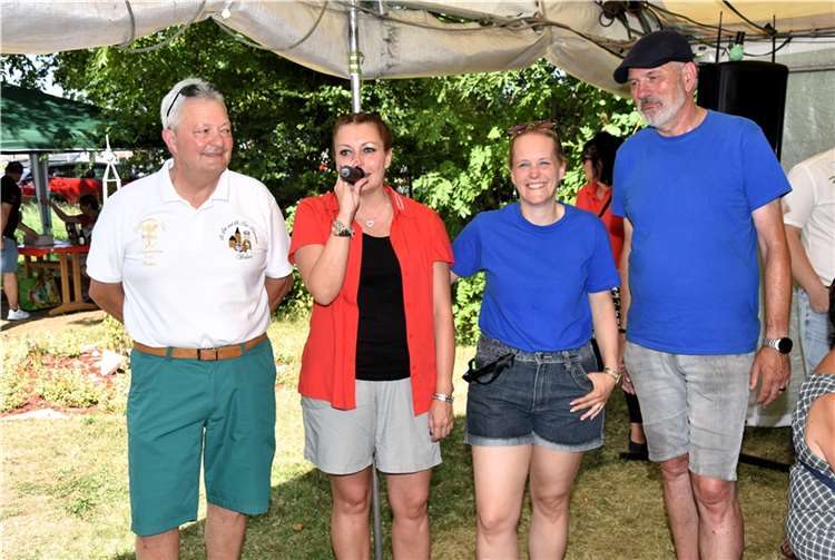 V.l.: Die Gastgeber begrüßten die Gäste des Sommerfestes: Walter Honerbach, Brudermeister Schützenbruderschaft Rheinbach, Astrid Faßbender, Vorsitzende Gro-Rhei-Ka, Nathalie Schriewer Organisatorin der Veranstaltung und Kassiererin des Spielannszuges und Holger Schneider, Vorsitzender Spielmannszug. Foto: EICH