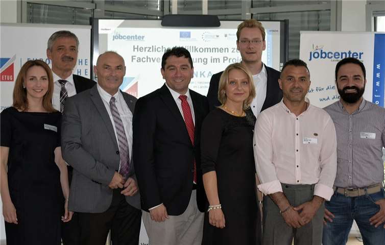 V.l.: Die Gastgeber vom Jobcenter und der Europäisch Türkischen Unternehmergemeinschaft (ETUG) sowie die Projektleiterin vom Institut zur Zukunftsfähigen Arbeit: v.l.: Natalia Reschetnikow, Reiner Weber, Karl-Heinz Schweda, ETUG-Vorsitzender Deniz Türküz, Margreth Kühner-Pustrowski, Denny Blank, Mamuth Colak und Özenc Aslan.Privat