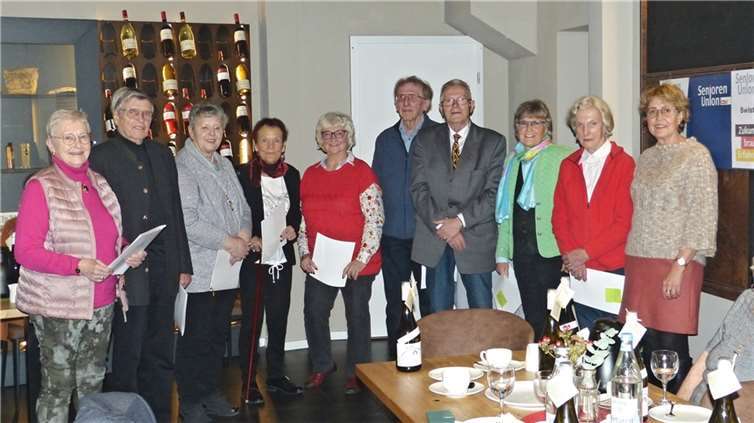 V.l.: Die Geehrten mit Brigitte Donie und dem Vorsitzenden: Beate Frings-Neß, Paul Wagner, Brigitte Haselwanter, Hannelore Moll, Karin Knein, Jakob Wolf, Wilfried Mühlhausen, Sieglinde Hübsch-Barten, Karin von Wilckens und Brigitte Donie.