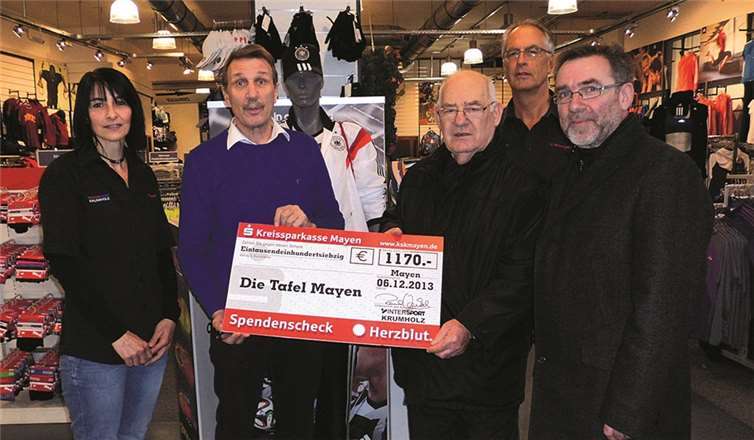 (V.l.) Die Initiatorin der Spendenaktion: Sandra Haas, Geschäftsführer Paul Krumholz, ehrenamtl. Mitarbeiter der Mayener Tafel Hermann Josef Bernert, Filialleiter Horst Minwegen und Geschäftsführer der Caritas Mayen Werner Steffens. privat