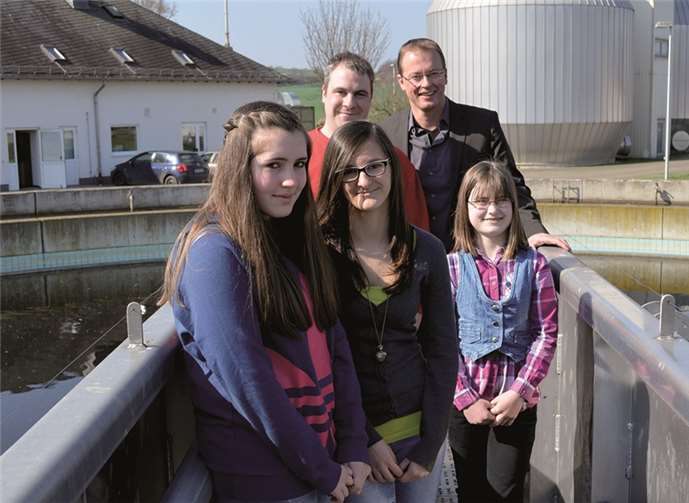 (V.l.) Die Schüler Jule Kaiser, Leah Heuft und Celina Grebe (vorne), mit Christian Michels und Bürgermeister Jörg Lempertz stehen für ein Erinnerungsfoto auf der Räumerbrücke des Klärbeckens. privat
