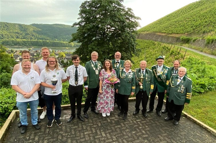 V.l.: Die Sieger beim Bürgerkönigsschießen Sascha und Robin Wilsberg, Johannes Hohn und Lukas Mertesacker, Jugendprinz Florian Fuchs, Kaiser Winfried Kerres mit Anke, Brudermeister Torsten Kerres, die weiteren Preisträger: Beate Kerres, Arno Linder, Frank Nowak, Stefan und Karl Schumacher.