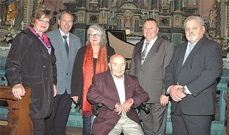 V.l.: Die Vorsitzende des Fördervereins Marienkapelle Gisela Caspary, Bürgermeister Verbandsgemeinde Altenahr Achim Haag, Vorsitzende Kulturverein Mittelahr Angelika Furth, Kapellenverwalter Rudolf Thomi, Landrat Dr. Jürgen Pföhler, Ortsbürgermeister Heribert Seul.UM