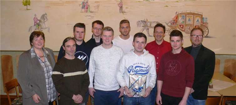 V.l.: Die Vorsitzende des Prüfungsausschusses Jutta Kraeber und Obermeister Frank Jonas beglückwünschten sechs Junghandwerker zu Ihrem Zeugnis der Berufsreife, den Gesellenbrief, als Informationselektroniker. Vorne mit Buch der prüfungsbeste Benjamin Beraz.  Hans Hartenfels