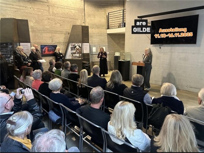 Spannende Exponate unter dem Titel SchutzRäume/SchutzTräume V.l.: Die Vortragenden Heike Hollunder, Museumsleiterin, Stefanie Nießen, Musikinterpretin, Eva-Maria Kreuter, Präsidentin der Are Gilde. Foto: Stefanie Nießen