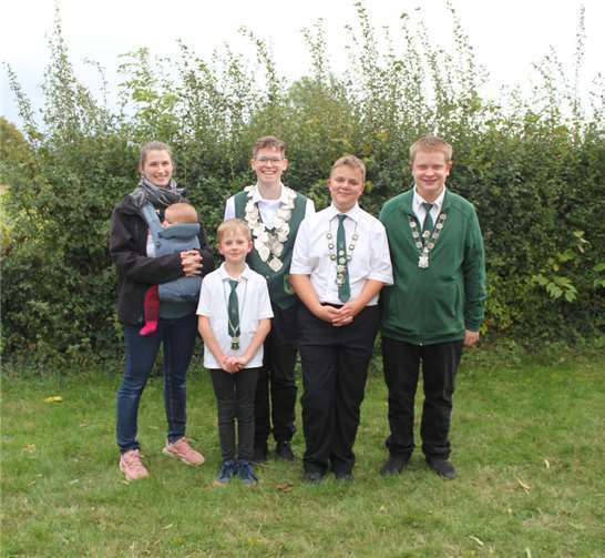 V.l.: Die neuen Majestäten Bürgerkönigin Kati Soltani, Bambiniprinz Emilian Beer, Königin Michelle Lambertz, Schülerprinz Tom Feuser und Jungschützenprinz Julian Reiser. Foto: Christian Klein