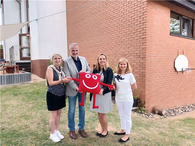 V.l.: Die symbolische Übergabe der KiTa Schatzkiste wurde gemeinsam mit Marion Milz und Jörg Schmidt vonseiten der Limbach-Stiftung sowie Stepke-Projektleitung Anikó Grunenberg und KiTa-Leitung Lilia Steblau zelebriert. Foto: privat