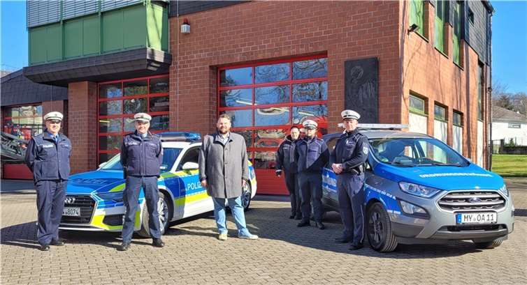 V.l.: Dienststellenleiter Jens Dommeck und Polizeihauptkommissar Sauter von der Polizeiinspektion Bendorf freuen sich mit Bürgermeister Christoph Mohr sowie Jessica Schäfer, Stefan Berres und Alex Coloseus vom Ordnungsamt über das neue Einsatzfahrzeug.  Foto: Stadt Bendorf am Rhein