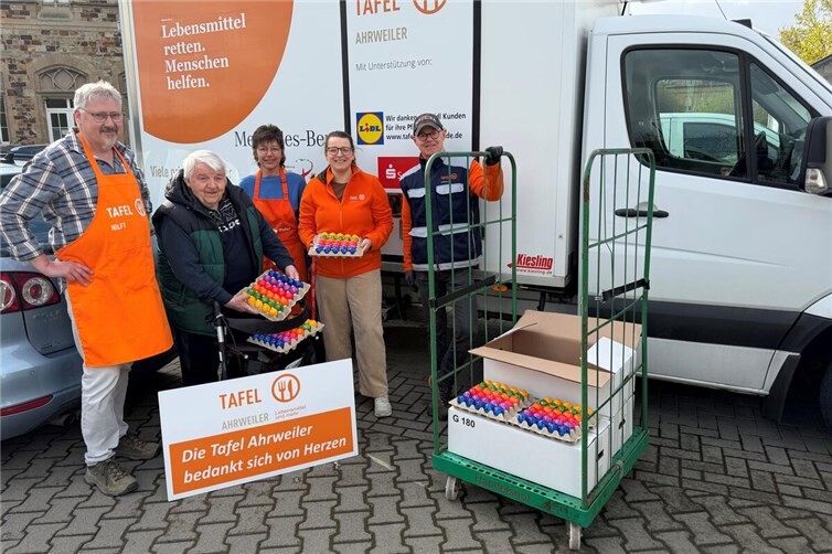 V.l. Dieter Hellmich, Josef Niethen, Ulrike Unkelbach-Müller, Laura Dedenbach und Uwe Schüller bei der Spendenübergabe.