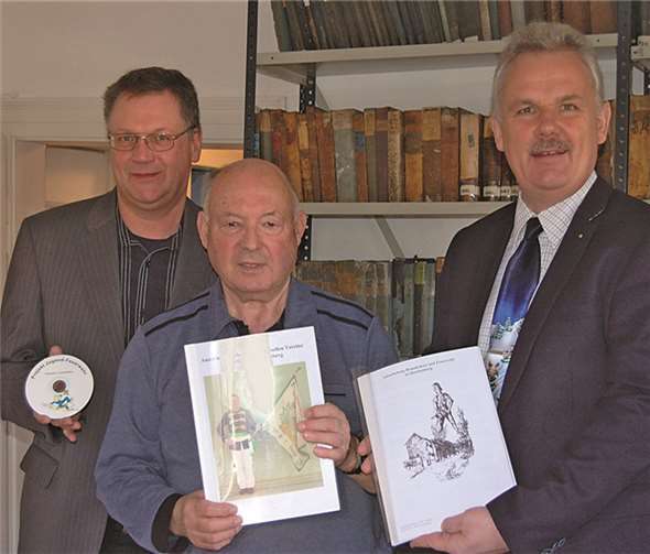V.l.: Dietmar Pertz, Peter Eichen und Bürgermeister Raetz Stadtarchiv