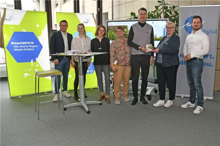 V.l.: Dimitrij Anton von der Stabstelle Smart Cities, Sarah Brück von der Koordinierungsstelle Digitalisierung (KoDig), die Digitalisierungsbeauftragte Sonja Gröntgen von der Stabsstelle Smart Cities, Personalratsvorsitzende Heike Breitbach, Preisträger und Mitarbeiter der IT-Abteilung Frederik Enders, Büroleiterin Petra Kretzschmann und Tobias Querbach von der KoDig bei der Siegerehrung zum Ideenwettbewerb um die Umbenennung der „Digitalen Sprechstunde“ im Kreishaus.  Foto: Kreisverwaltung MYK/W.Schäfer