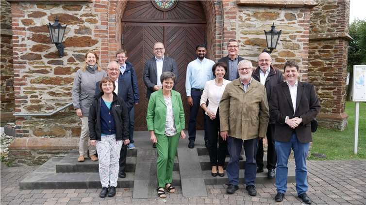 V.l.: Diözesanreferentin Angelika Brodherr, Pastoralreferentin Elke Weisbrod, Pfarrer Heinz-Walter Barthenheier, Gemeindereferentin Schwester Claudia Mazurek, Kaplan Stefan Salzmann, Gemeindereferentin Anne Nink, Pastoralpraktikant Pater Rijo Joy, Pfarrgemeinderats-Vorsitzende Christa Windeck, Pastoralreferent Markus Neust, Pastoralreferent Peter Klotz, Pfarrer Bernd Westermann, Pastoralreferent Gunnar Bach.Foto: privat