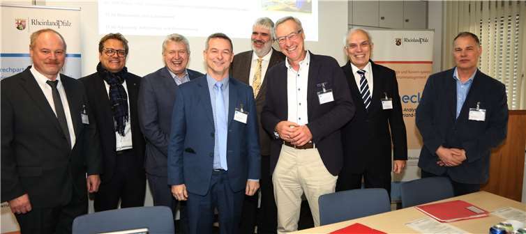 V.l.: Dipl.-Ing. Werner Schumacher (VDI Mittelrhein); Timo Gensel (Landesamt für Umwelt); Werner Maass (VDI Zentrum Ressourceneffizienz); Oliver Hoffmann (Vorstand thyssenkrupp Rasselstein GmbH); Robert Weicht (Landesamt für Umwelt), Dr. Thomas Griese (Staatssekretär Umweltministerium Rheinland-Pfalz); Dr. Meinolf Gerstkamp (VDI Landessprecher Rheinland-Pfalz); Peter Müllers (thyssenkrupp Rasselstein GmbH).Jurascheck