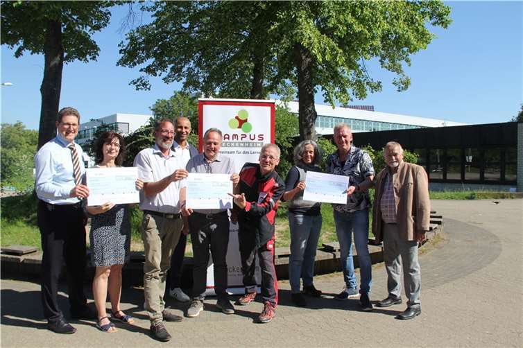 V.l.: Dirk Bahrouz, Schulleiter Konrad-Adenauer-Gymnasium (KAG), Andrea Soboll, Schatzmeisterin des Fördervereins am KAG, Thorsten Bottin, Schulleiter der Theodor Heuss Realschule (THR), Kelubia Ekoemeye, stellv. Schulleiter THR, Michael Diehl, Vors. Förderverein THR, Martin und Bärbel Weihsweiler, Geschäftsführer der FA Degen Dachhandwerk, Peter Hauck, Schulleiter der Geschwister Scholl Hauptschule (GSH) und Wolfgang Krüger, Vors. Förderverein GSH. Foto: privat