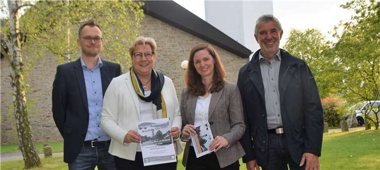 V.l.: Dirl Braun (Bauamt), Petra Kalbrenner, Nicole Eichmanns, Cristian Klems. Foto: EICH